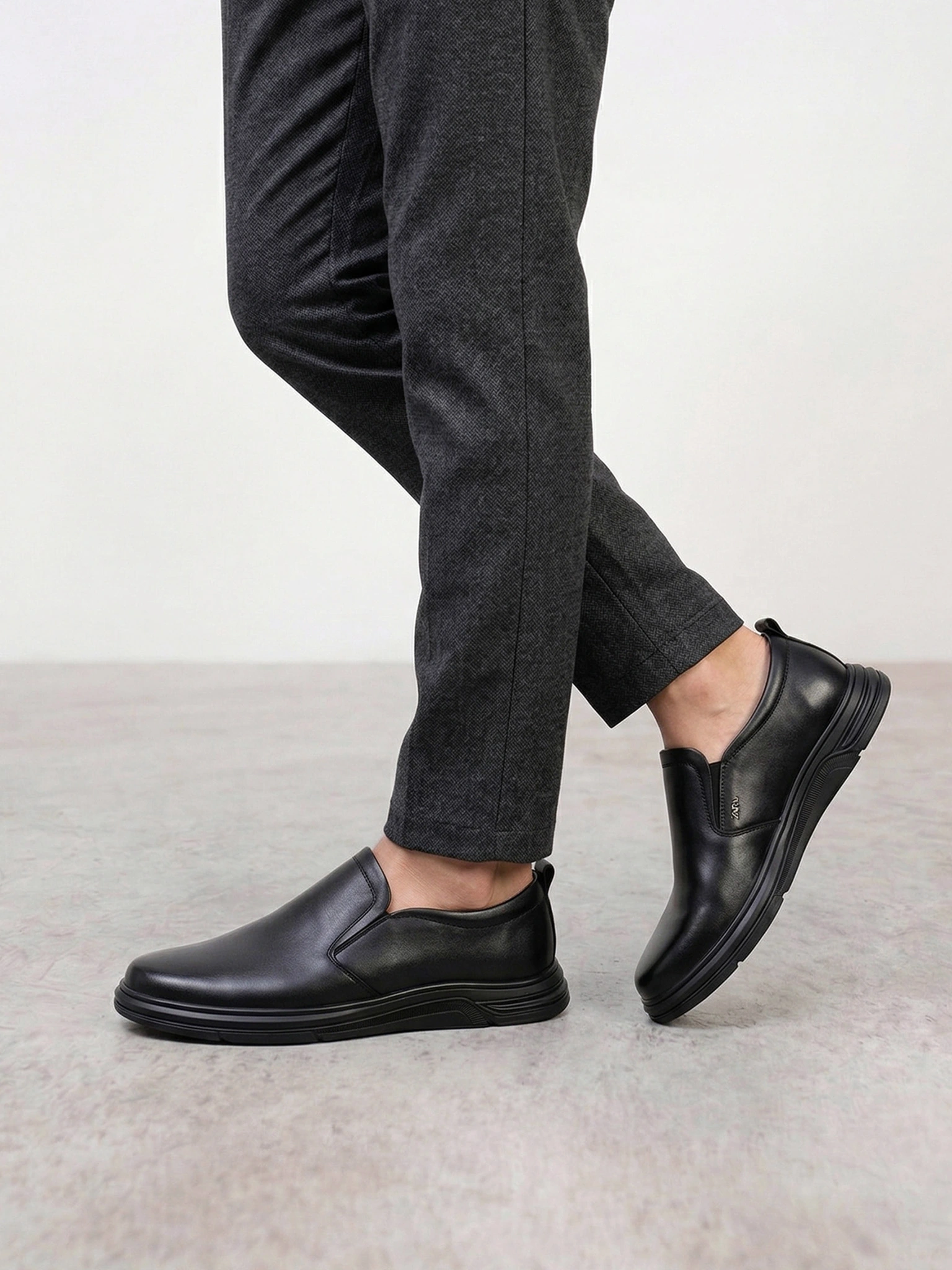 Туфли черного цвета с эластичными вставками